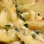 Pieczone ziemniaki z sosem czosnkowo-serowym, sos serowy, pieczone ziemniaki, pieczony czosnek