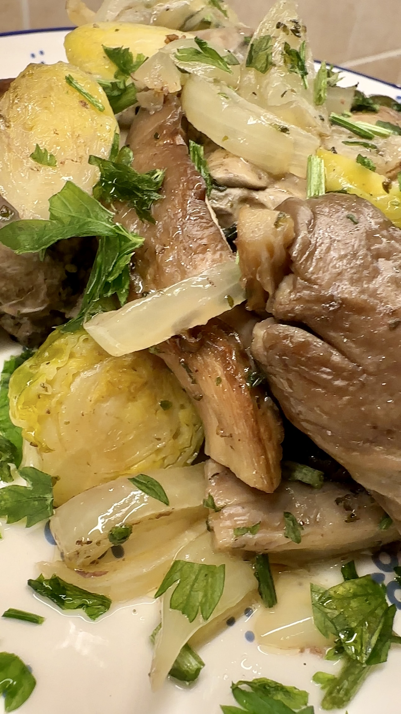 wątróbka z brukselką i boczniakami